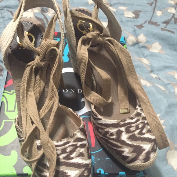 C wonder shoes size 9 multi green color