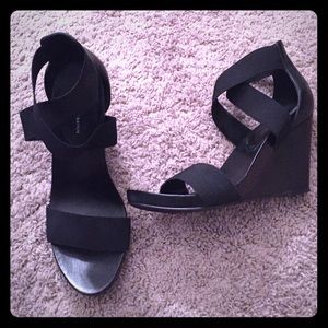 Black wedges