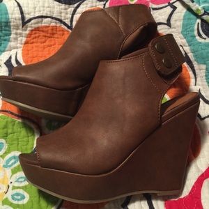 Brand new brown wedges