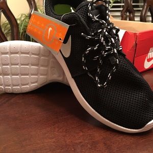 Women size 7 Nike roshes