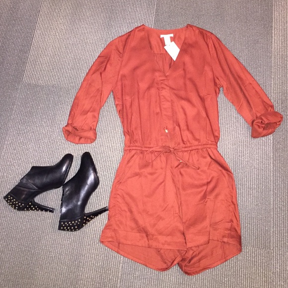 Hold! ☝️🎊H&M romper!  Perfect for the fall. 🍂🍁
