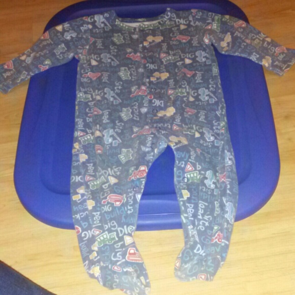 Baby boy jammies (add to bundle for $1)