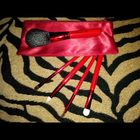 Beautiful MAC Brush Set w/silk makeup bag!