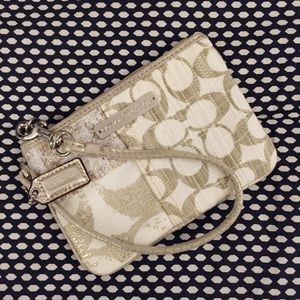 🎀 Coach "Poppy" wristlet 🎀