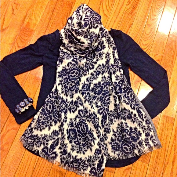 Banana Republic Accessories - Gorgeous Banana Republic indigo/ecru scarf!