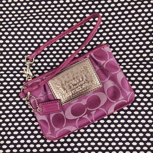 🎀 Coach "Poppy" Wristlet 🎀