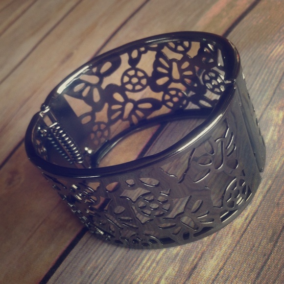 Jewelry - Wide, black cuff