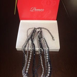 Stylish necklace, never worn.