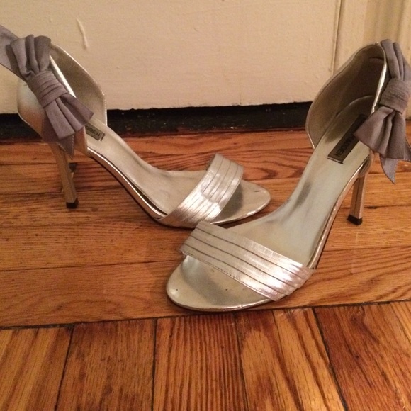 Silver dress shoes with bow embellishment - Picture 1 of 4