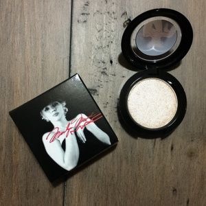 FINAL PRICE✨Marilyn Monroe MAC Preferred Blonde✨