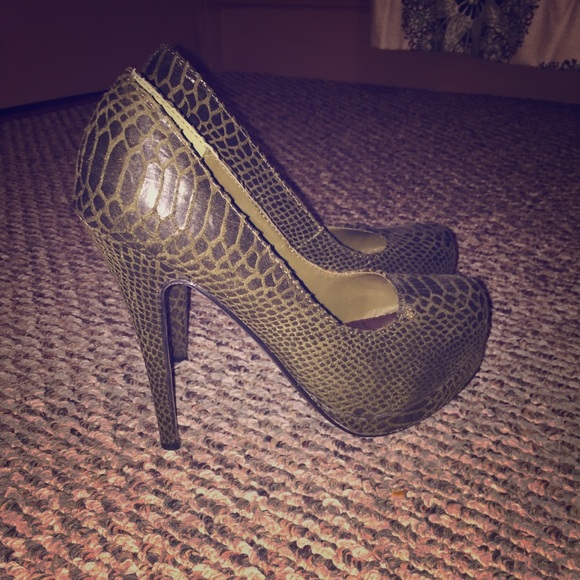 Size 7.5 green snakeskin Shoedazzle pumps