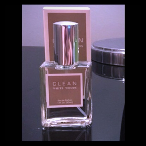 1.0 fl oz CLEAN White Woods perfume