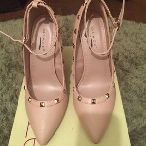 Nude pump with gold studs
