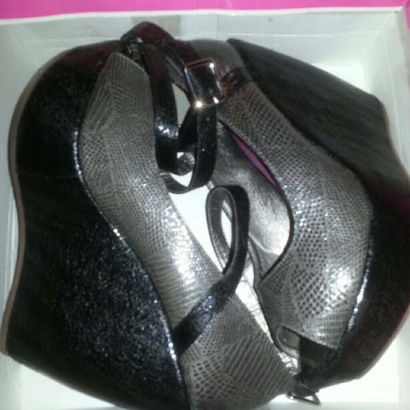 Shoes - Picture 2 of 4