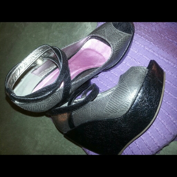 Shoes - Picture 3 of 4