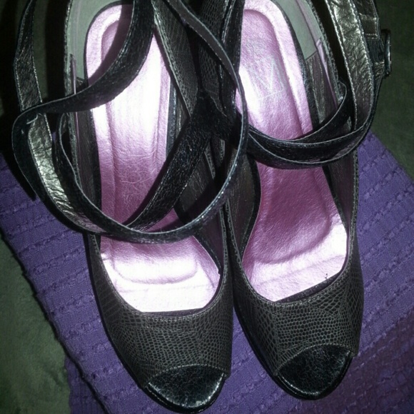 Shoes - Picture 4 of 4