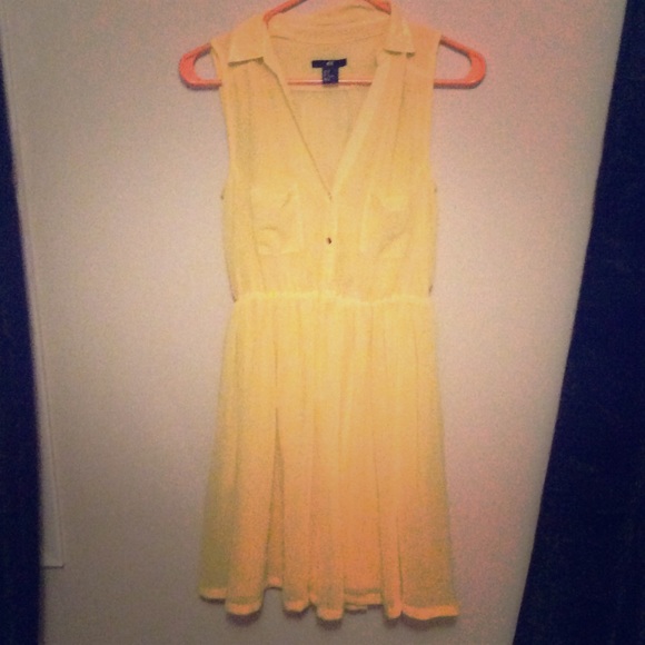 Yellow collared flows dress with pockets