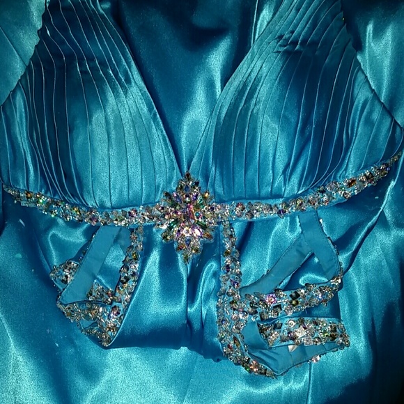 Beautiful prom dress - Picture 4 of 4