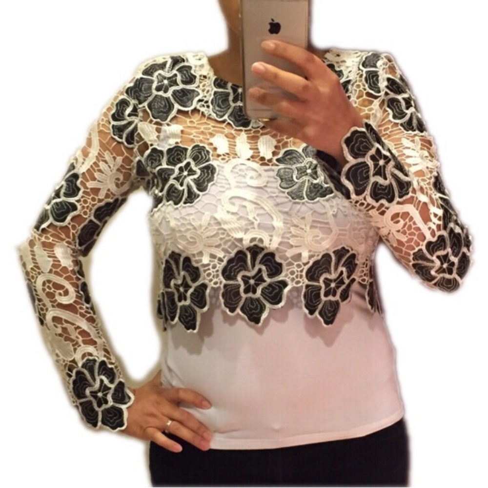 SOLD IN BUNDE NWOT Endless Rose lace crop top - Picture 1 of 8