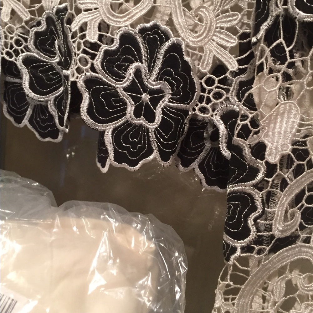 SOLD IN BUNDE NWOT Endless Rose lace crop top - Picture 8 of 8