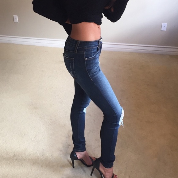 • SOLD • Destroyed Dark Wash Skinnys 3 - Picture 4 of 4