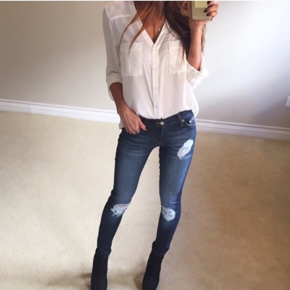 • SOLD • Destroyed Dark Wash Skinnys 3 - Picture 3 of 4