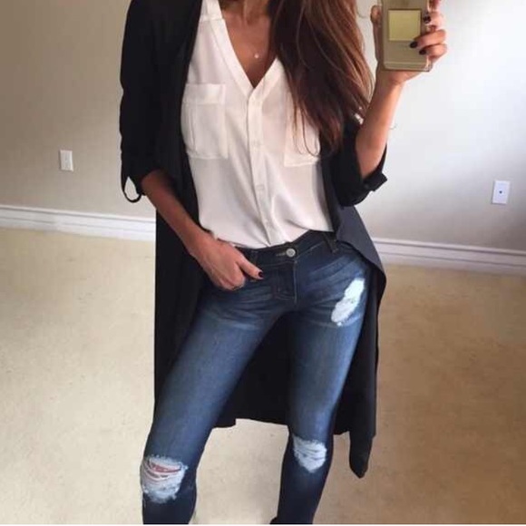 • SOLD • Destroyed Dark Wash Skinnys 3 - Picture 2 of 4