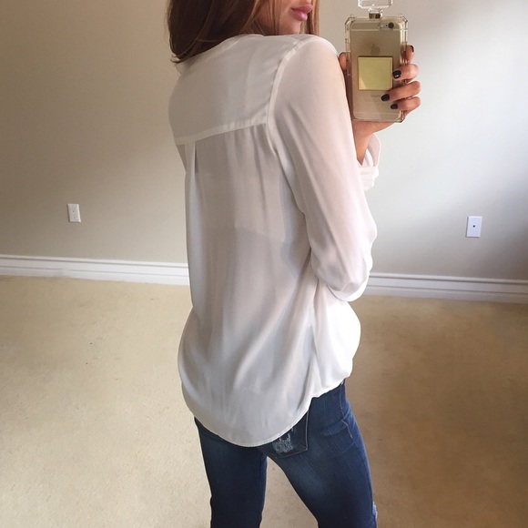 • SOLD • White Collarless Blouse L - Picture 3 of 4