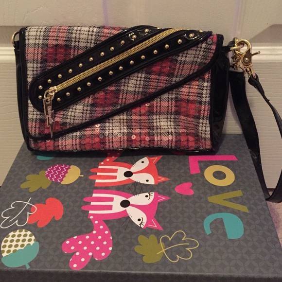 Betseyville Clutch