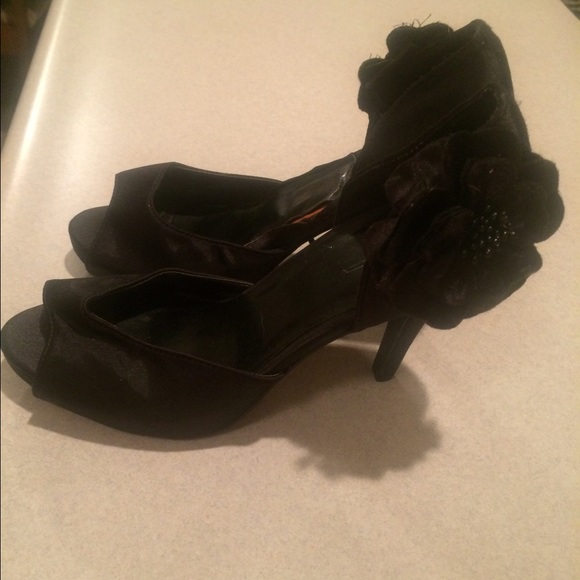 Black peep toe cute heel with flower - Picture 2 of 2