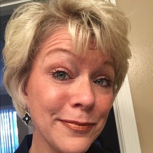 Meet your Posher, Laurie