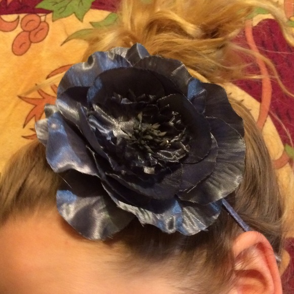Gorgeous silver blue flower head band realistic - Picture 2 of 2