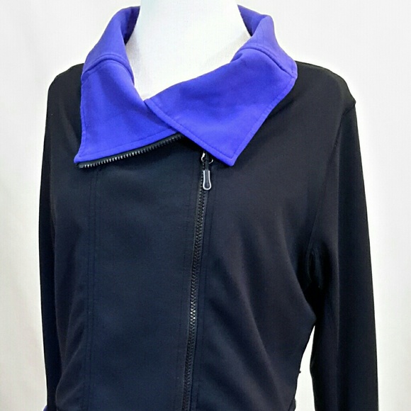 Lululemon crop workout jacket. Like "New" - Picture 3 of 4
