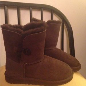 UGG Bailey Button Short Boots Brown KIDS 5/adult 7