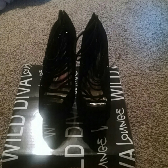 Cute black peep toe shoe