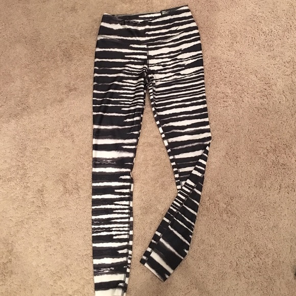 SOLD---Nike pro fit legging - Picture 3 of 4