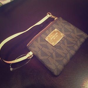 MICHAEL KORS WRIST WALLET!!