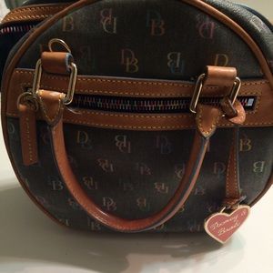Dooney & Bourke logo purse