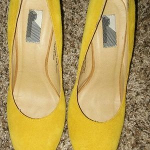 Urban outfitter yellow pumps