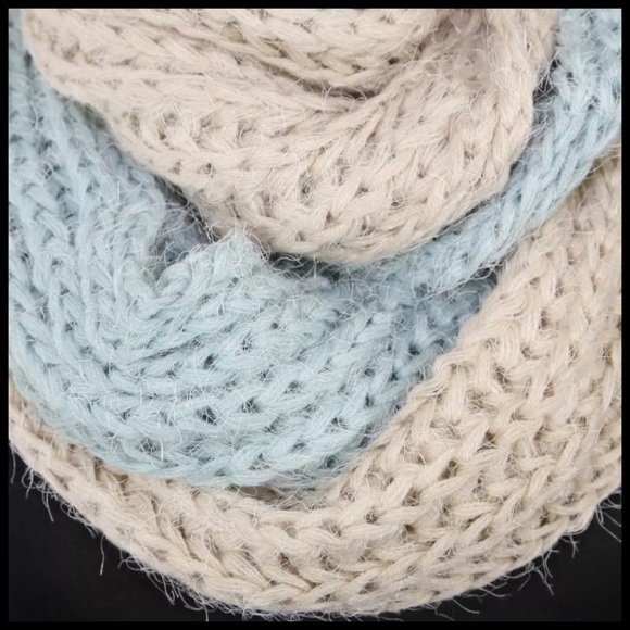 🎁 Blue & Beige Chunky Infinity Scarf - Picture 4 of 4