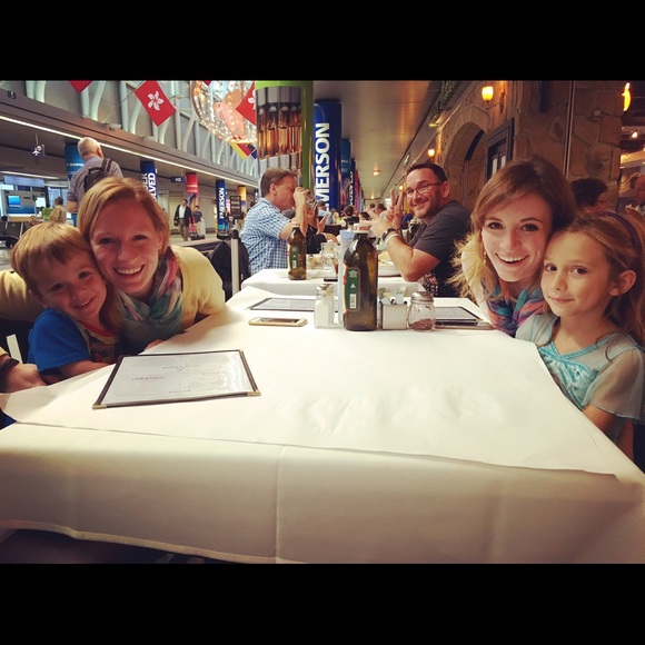 Meet your Posher, Nicole - Picture 3 of 4