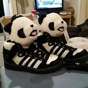 SALE - EUC PANDA ADIDAS JS WINGS