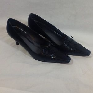 Stuart Weitzman sz 6 navy blue pointed toe heels