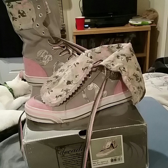 EUC SIZE 7 BABY PHAT STREET HIGHS