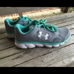 Women's Under Armour tennis shoes size 9.5