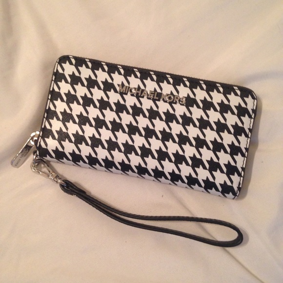 Michael Kors Handbags - Houndstooth Michael Kors iPhone Wristlet
