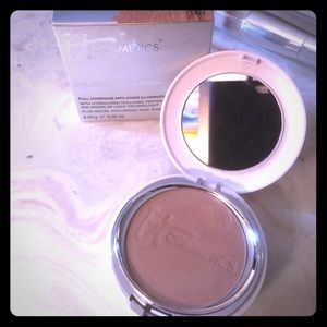 ❌Sold❌It Cosmetics Foundation Powder Tan w/brush