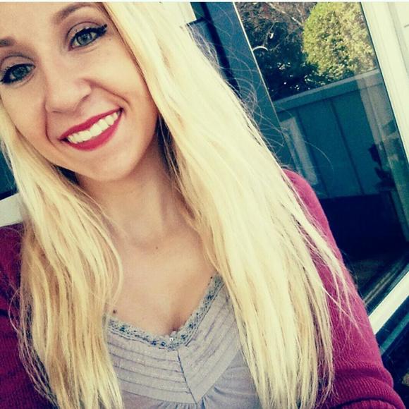 Meet your Posher, Alyssa - Picture 1 of 1