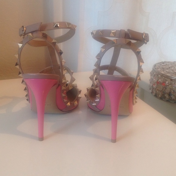 SOLD!!! β
π€! NWT Valentino Rockstud Pumps. - Picture 3 of 4