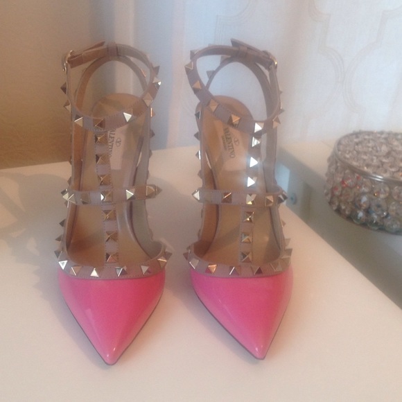SOLD!!! β
π€! NWT Valentino Rockstud Pumps. - Picture 2 of 4
